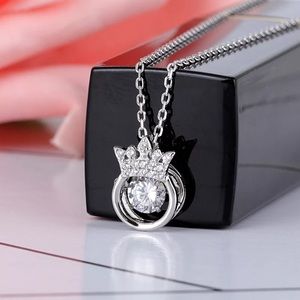 New “shaking diamond” in crown necklace